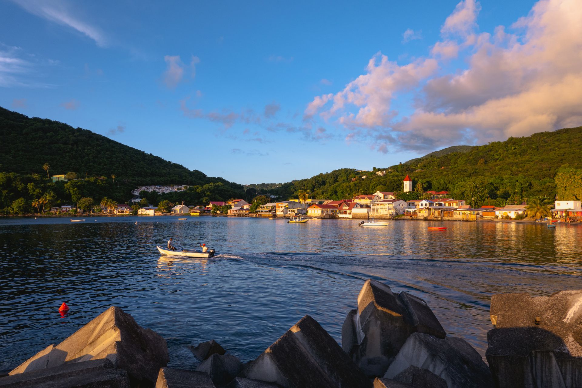 Bourg côtier martiniquais aux toits rouges au soleil couchant